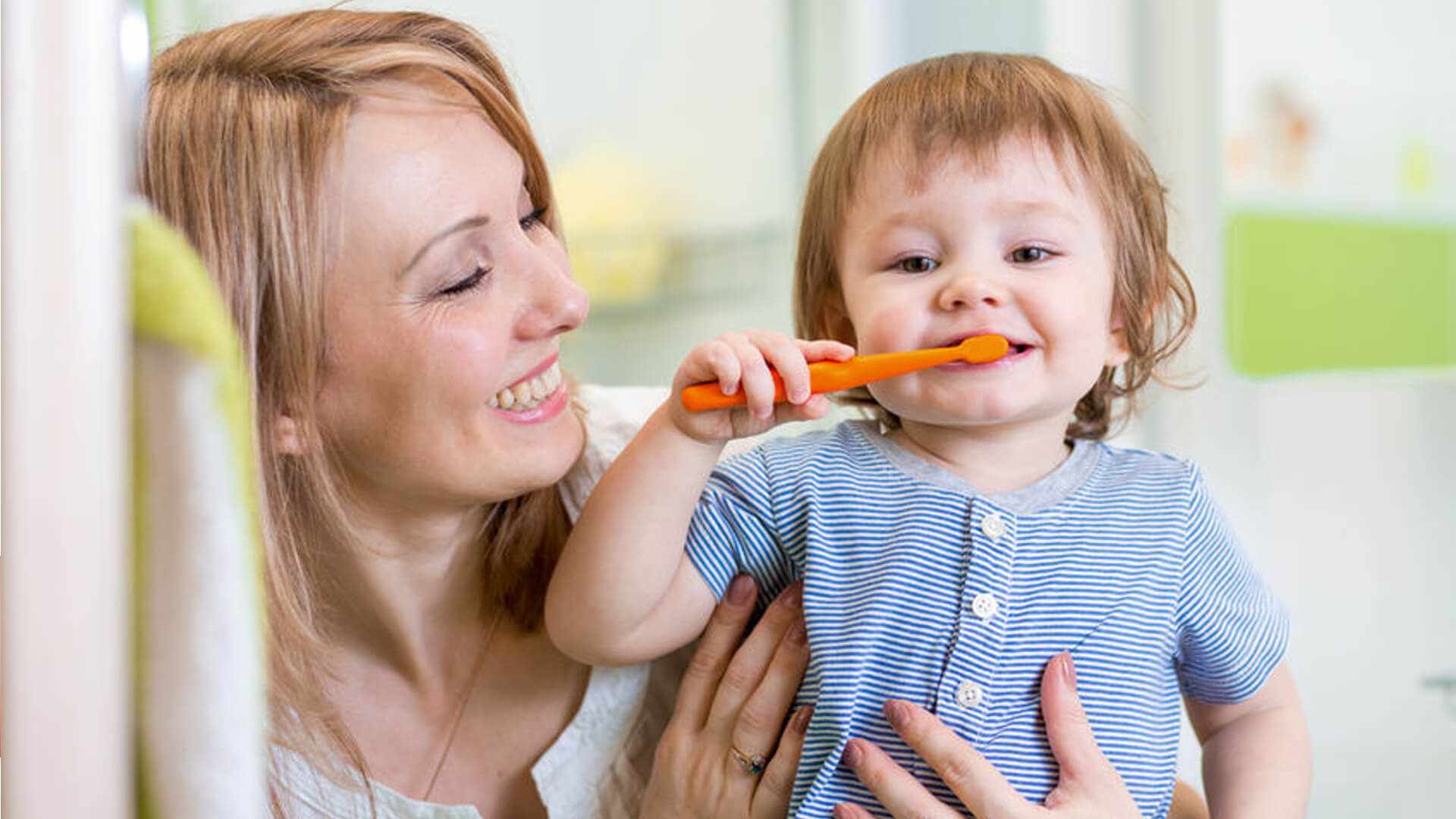 Почему маленькие дети любят. Гигиена полости рта для детей. Ребенок чистит зубы. Индивидуальная гигиена полости рта у детей. Чистка зубов для детей.